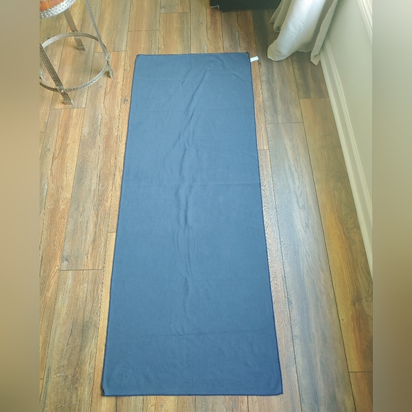 💙 Manduka Equa Yoga Mat Towel Standard Length- Midnight - Picture 2 of 4